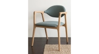 Chaise design avec accoudoirs en chêne bois teinte naturelle et bleu vert