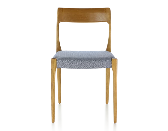 Chaise scandivave bois teinte merisier assise tissu chevron bleu