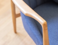 Fauteuil scandinave bois teinte naturelle et tissu bleu marine Fauteuil scandinave bois teinte naturelle et tissu bleu marine