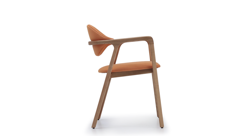 Chaise design avec accoudoirs en frêne bois teinte naturelle et tissu corail Chaise design avec accoudoirs en frêne bois teinte naturelle et tissu corail