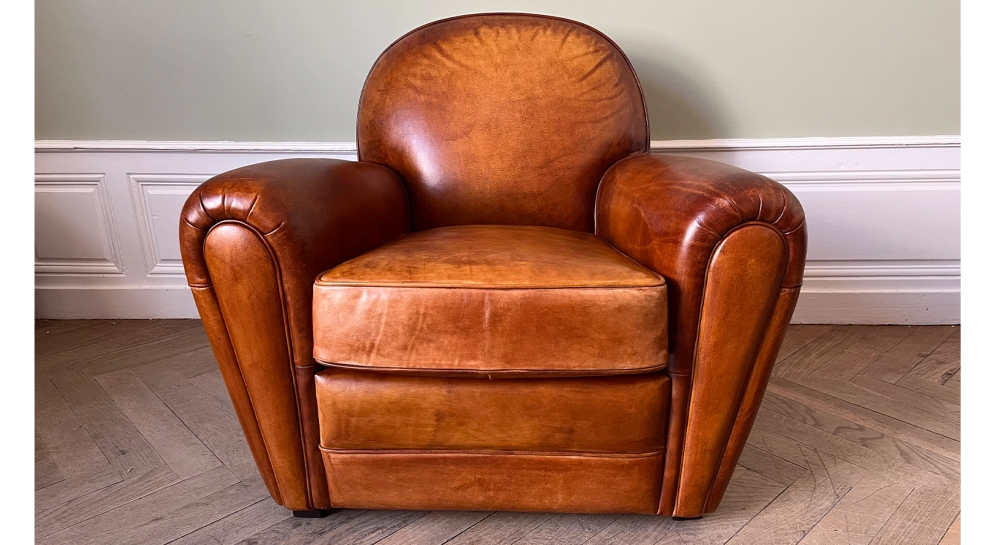 Fauteuil club cuir marron clair accoudoirs cloutés Fauteuil club cuir marron clair accoudoirs cloutés