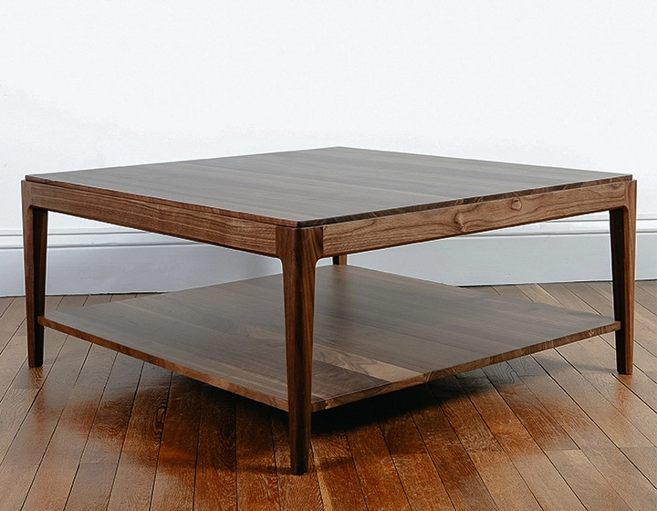 Table basse carrée en noyer avec tablette teinte naturelle 100x100 cm Table basse carrée en noyer avec tablette teinte naturelle 100x100 cm