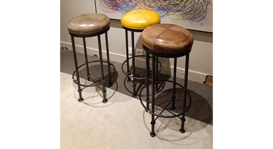 Lot de 3 tabourets de bar vintage cuir jaune, marron soutenu et vert olive