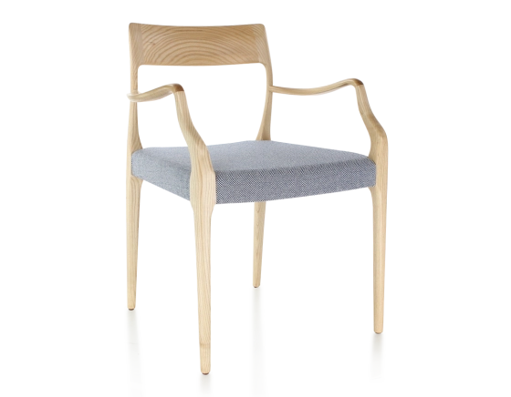 Chaise scandinave avec accoudoirs bois teinte naturelle assise tissu chevron bleu