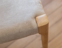 Chaise scandinave bois teinte naturelle assise tissu velours taupe clair Chaise scandinave bois teinte naturelle assise tissu velours taupe clair