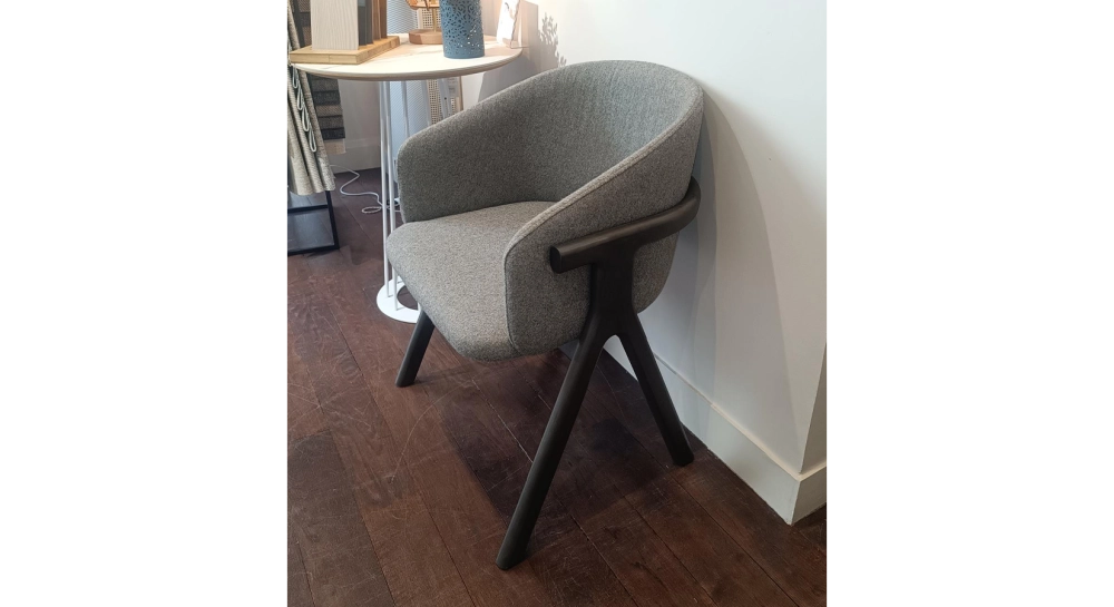 Chaise design en frêne bois teinte anthracite assise tissu gris