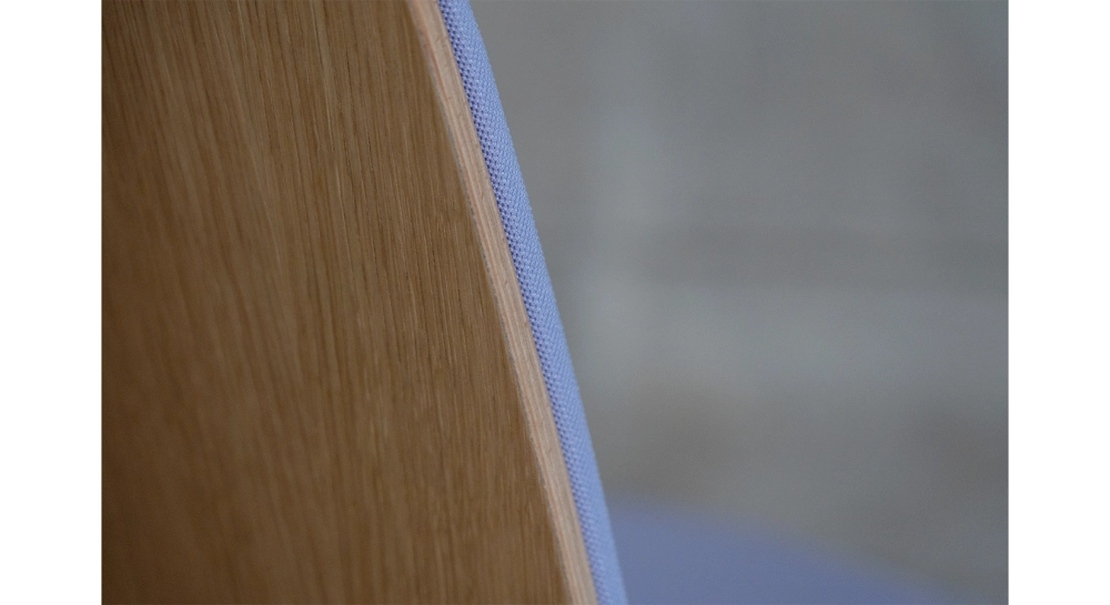 Office chair with 5 branches dossier bois teinte naturelle assise en tissu mauve