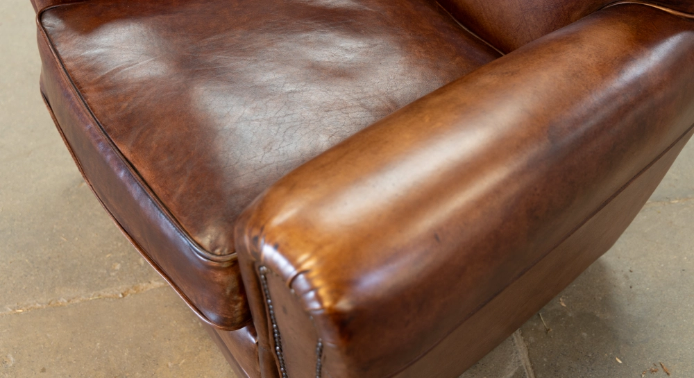 Fauteuil club cuir marron foncé accoudoirs cloutés Fauteuil club cuir marron foncé accoudoirs cloutés