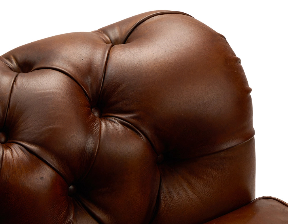 Fauteuil chesterfield cuir marron vintage accoudoirs cloutés Fauteuil chesterfield cuir marron vintage accoudoirs cloutés