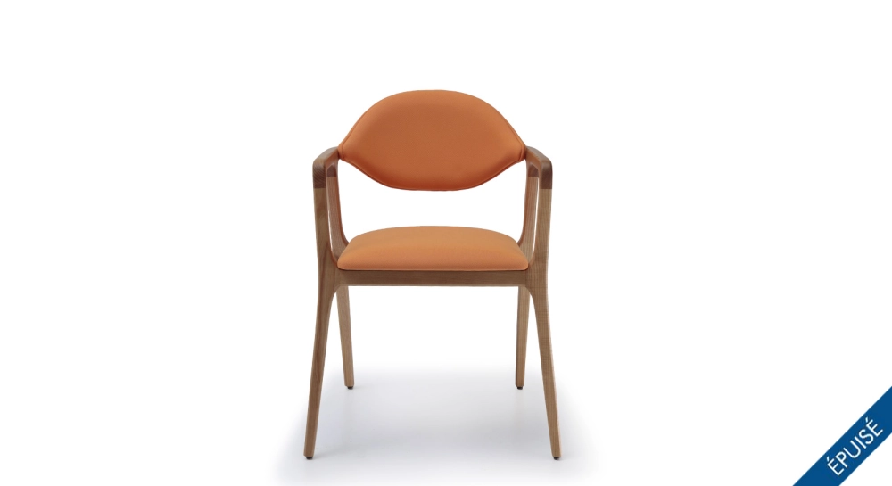 Chaise design avec accoudoirs en frêne bois teinte naturelle et tissu corail Chaise design avec accoudoirs en frêne bois teinte naturelle et tissu corail