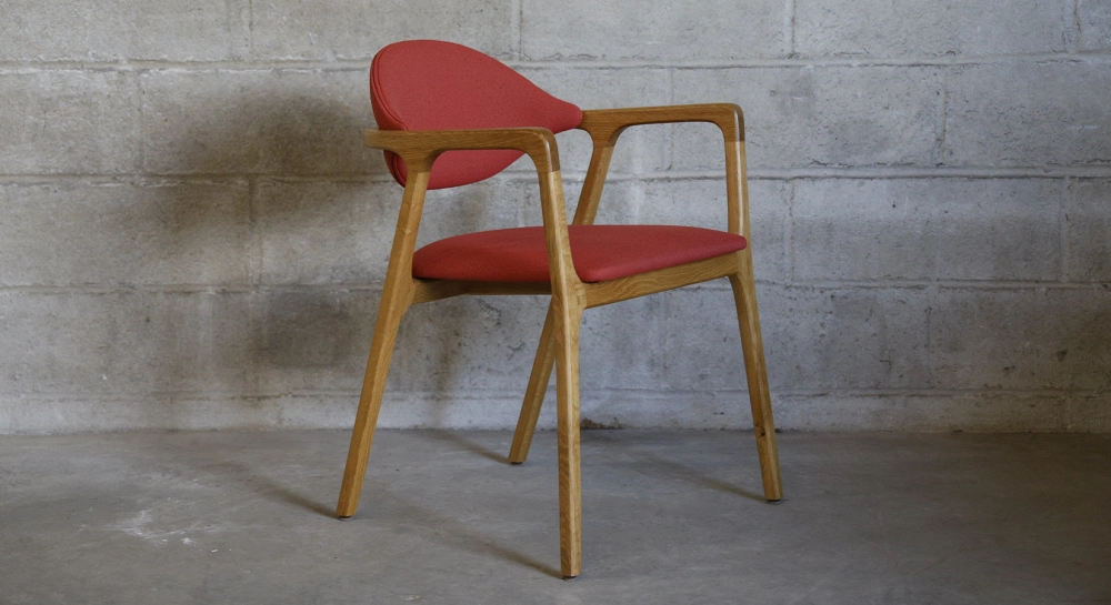 Chaise design avec accoudoirs en chêne bois teinte naturelle et tissu rose