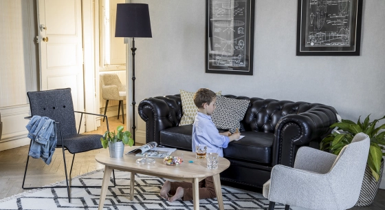 Canapé Chesterfield cuir 2 places noir accoudoirs cloutés