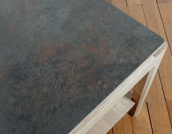 Table basse carrée en chêne et céramique avec tablette en bois teinte naturelle plateau céramique brun oxydé 100x100 cm