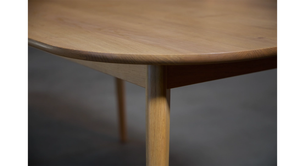 Table salle à manger en chêne 6 personnes teinte naturelle 160x100 cm Table salle à manger en chêne 6 personnes teinte naturelle 160x100 cm