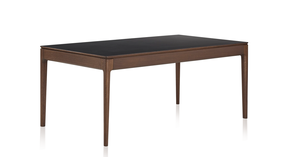 Table salle à manger en chêne et céramique 8 personnes avec bois teinte marron foncé et plateau céramique noir unie 180x100 cm Table salle à manger en chêne et céramique 8 personnes avec bois teinte marron foncé et plateau céramique noir unie 180x100 cm