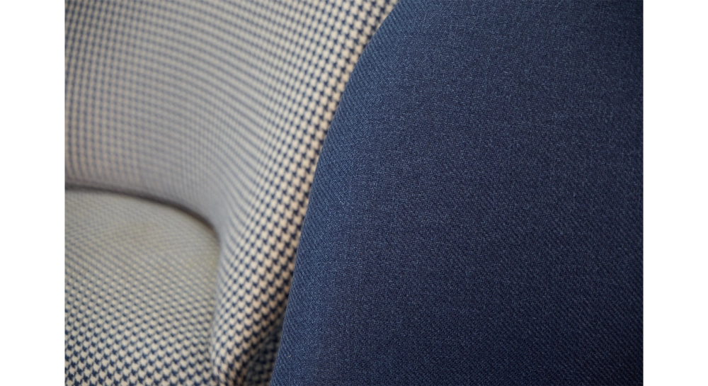 Lot de 2 fauteuils crapaud sans accoudoirs pieds bois teinte noyer et tissu bleu uni et chevron bleu Lot de 2 fauteuils crapaud sans accoudoirs pieds bois teinte noyer et tissu bleu uni et chevron bleu