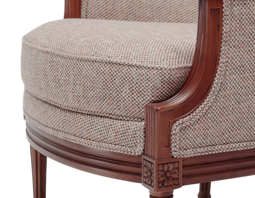 Fauteuil bergère mouluré style Louis XVI bois teinte ancienne et tissu orange Fauteuil bergère mouluré style Louis XVI bois teinte ancienne et tissu orange