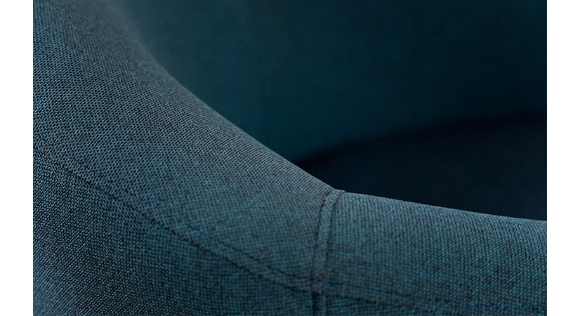 Fauteuil club tissu tissu bleu socle bois teinte noyer