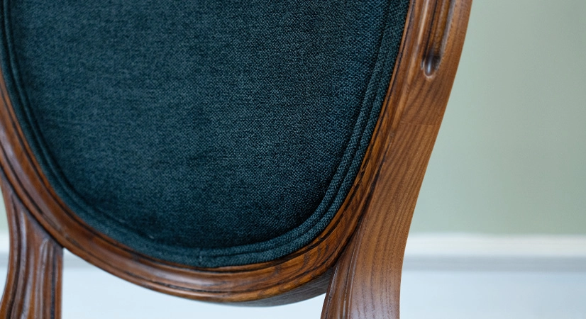 Chaise ancienne style Louis XVI bois teinte ancienne et tissu bleu marine Chaise ancienne style Louis XVI bois teinte ancienne et tissu bleu marine