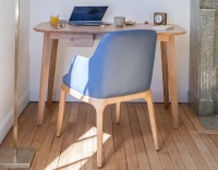 Chaise design avec accoudoirs bois teinte naturelle et cuir bleu orage Chaise design avec accoudoirs bois teinte naturelle et cuir bleu orage