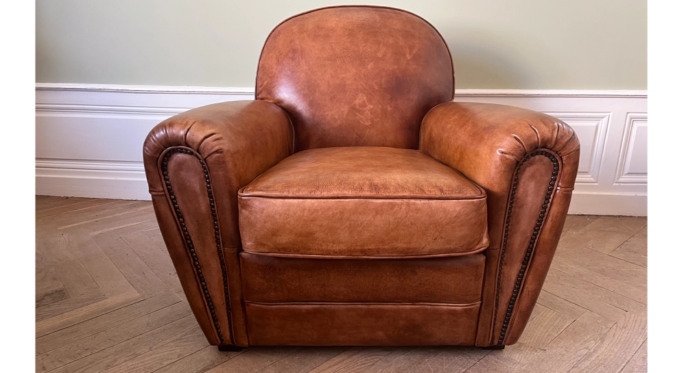 Fauteuil club cuir marron vintage accoudoirs cloutés Fauteuil club cuir marron vintage accoudoirs cloutés