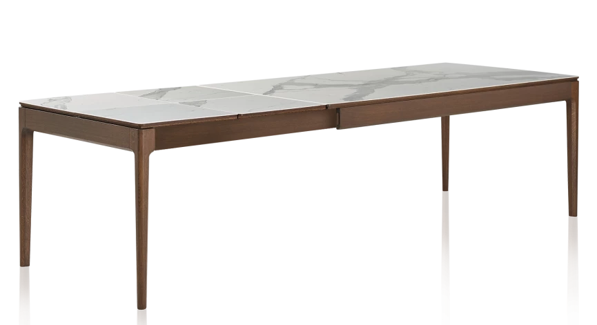 Table extensible en chêne et céramique allonges céramique avec bois teinte marron foncé et plateau et allonges céramique effet marbre blanc 140x90 cm
