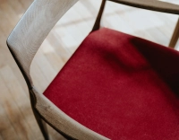 Chaise scandinave avec accoudoirs bois teinte noyer assise tissu bordeaux Chaise scandinave avec accoudoirs bois teinte noyer assise tissu bordeaux