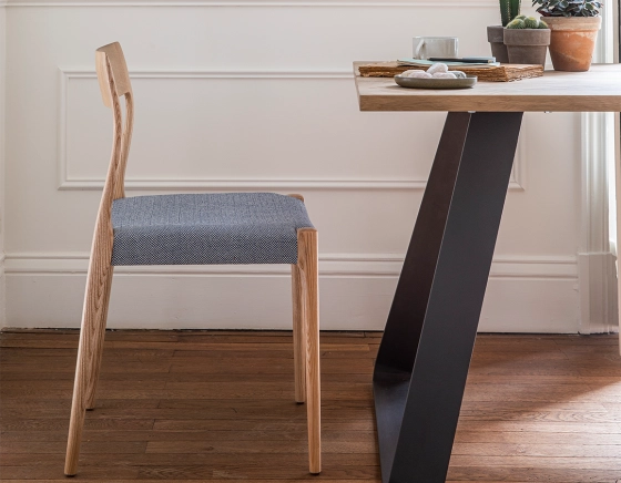 Chaise scandinave bois teinte naturelle assise tissu chevron bleu