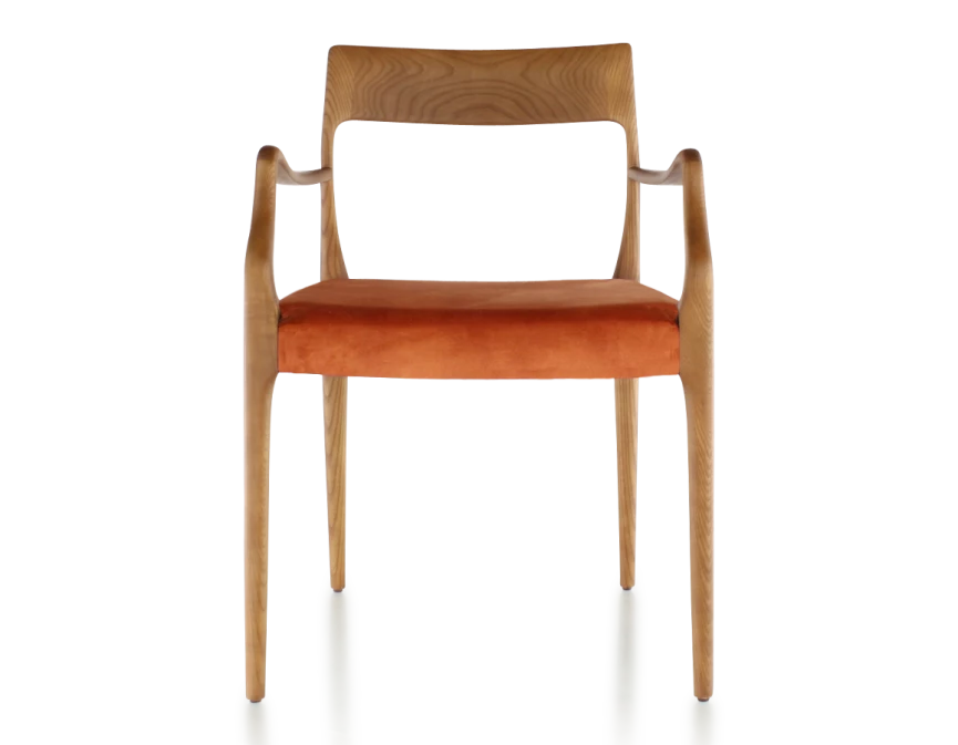 Chaise scandivave avec accoudoirs bois teinte merisier assise tissu velours terracotta