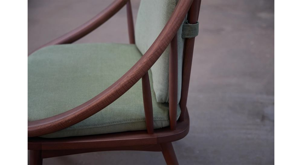 Fauteuil scandinave bois teinte noyer et tissu vert Fauteuil scandinave bois teinte noyer et tissu vert