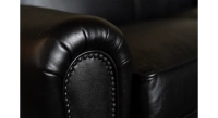 Canapé club cuir noir accoudoirs cloutés