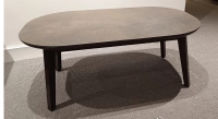 Table basse ovale en chêne et céramique avec bois teinte marron foncé plateau céramique brun oxydé 100x60 cm
