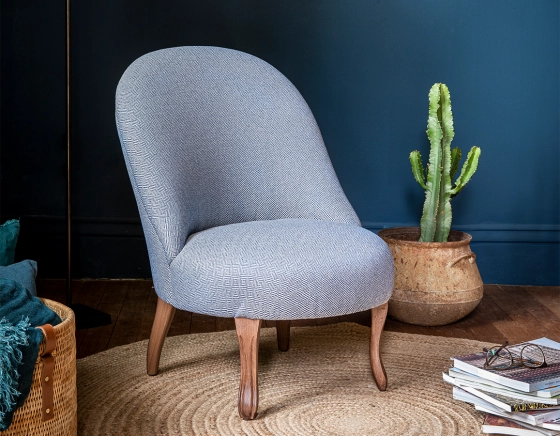 Fauteuil crapaud sans accoudoirs pieds bois teinte noyer et tissu chevron bleu