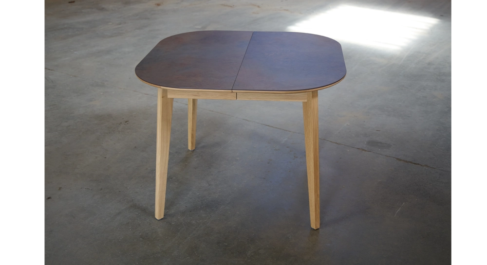 Table extensible 4 à 8 personnes en chêne et céramique allonges bois avec bois teinte naturelle et plateau céramique brune oxydée 100x100 cm Table extensible 4 à 8 personnes en chêne et céramique allonges bois avec bois teinte naturelle et plateau céramique brune oxydée 100x100 cm