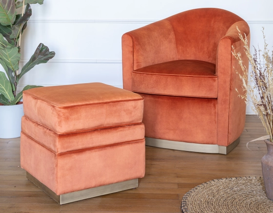 Fauteuil club tissu tissu velours terracotta socle bois effet laiton