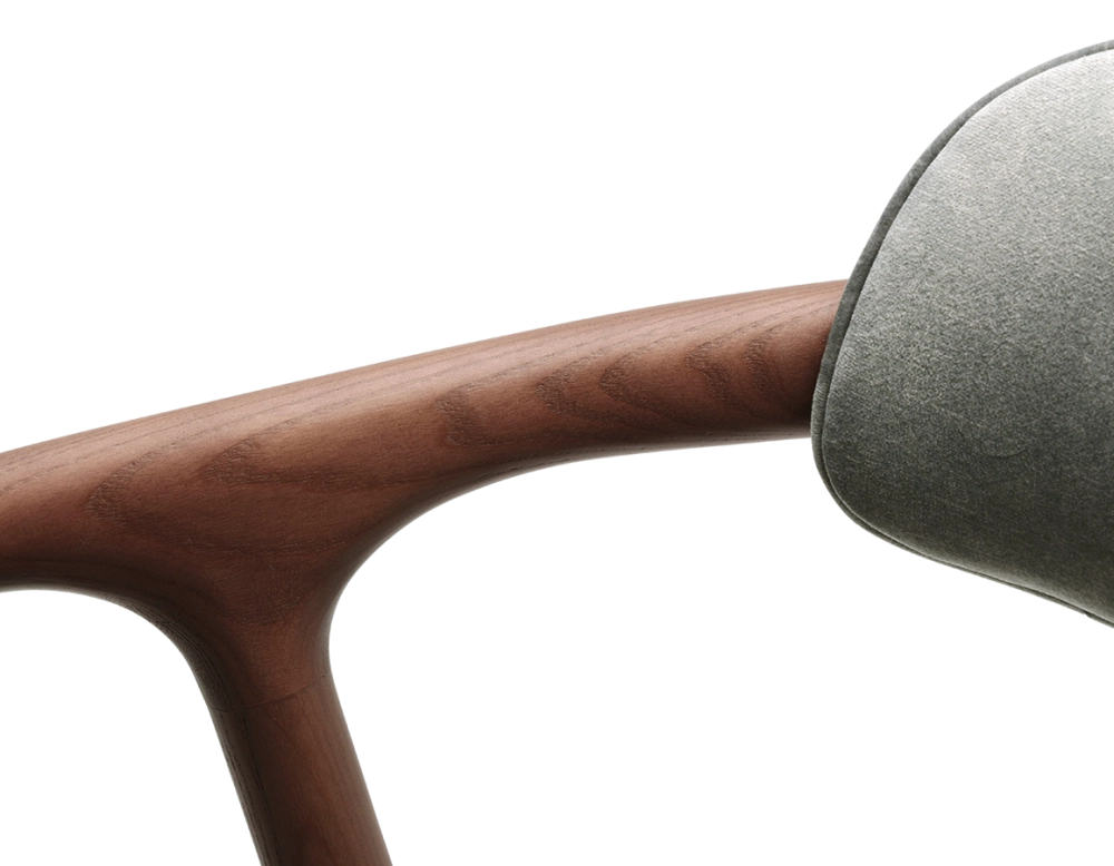 Chaise scandinave bois teinte noyer assise tissu velours gris bleu Chaise scandinave bois teinte noyer assise tissu velours gris bleu