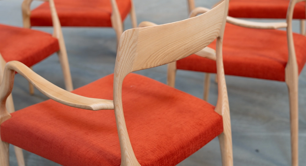 Lot de 6 chaises avec accoudoirs bois teinte naturelle tissu rouge orangé Lot de 6 chaises avec accoudoirs bois teinte naturelle tissu rouge orangé