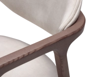 Chaise design avec accoudoirs bois teinte noyer et tissu velours sable