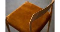 Chaise scandinave bois teinte naturelle assise tissu velours bronze Chaise scandinave bois teinte naturelle assise tissu velours bronze