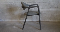 Chaise design avec accoudoirs en frêne bois teinte anthracite et tissu gris
