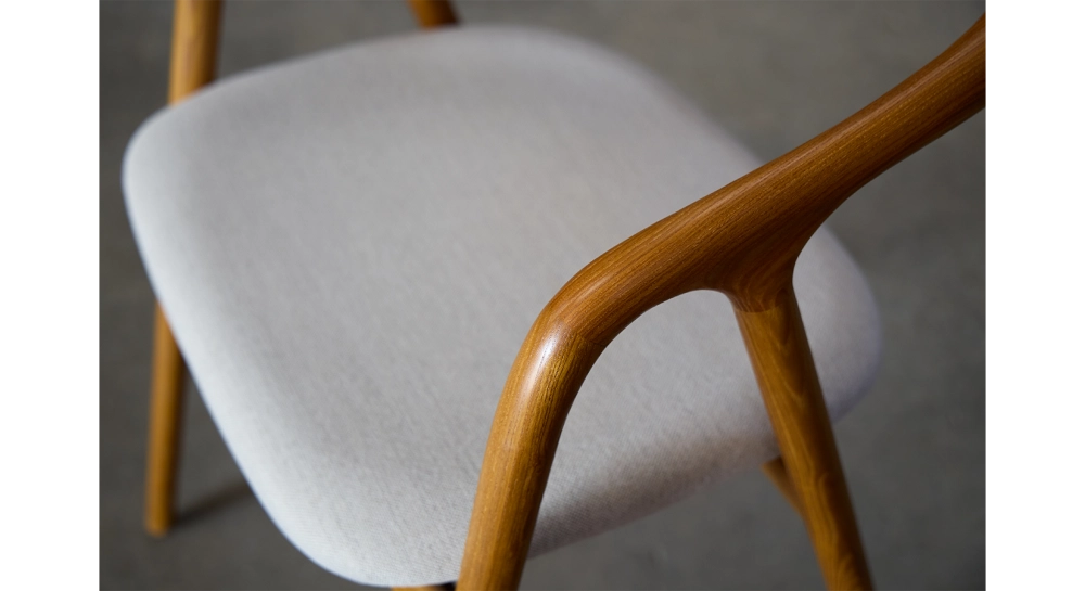 Chaise scandinave bois teinte merisier assise tissu beige naturel Chaise scandinave bois teinte merisier assise tissu beige naturel