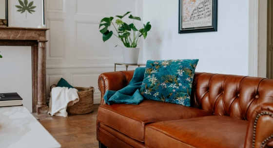 Canapé Chesterfield cuir 2 places marron clair accoudoirs cloutés