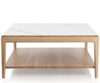 Table basse carrée en chêne et céramique avec tablette en bois teinte naturelle plateau céramique effet marbre blanc 100x100 cm