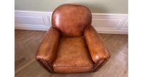 Fauteuil club cuir marron vintage accoudoirs cloutés Fauteuil club cuir marron vintage accoudoirs cloutés