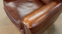 Fauteuil club cuir marron foncé accoudoirs cloutés Fauteuil club cuir marron foncé accoudoirs cloutés
