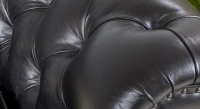 Canapé Chesterfield cuir 2 places noir accoudoirs cloutés Canapé Chesterfield cuir 2 places noir accoudoirs cloutés