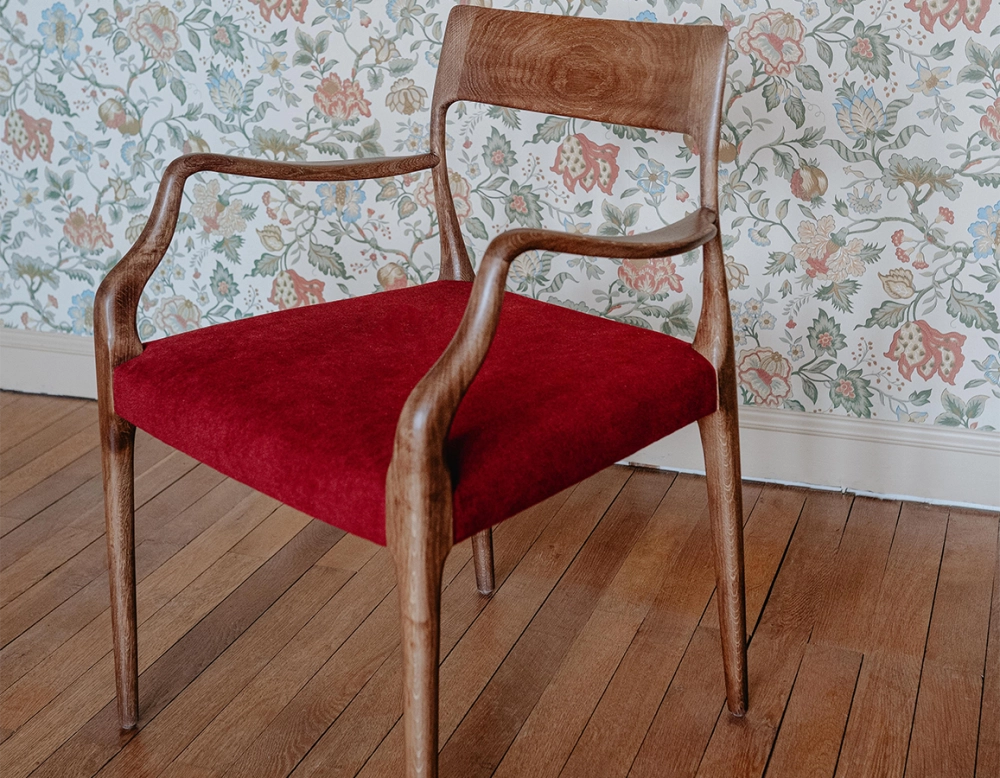 Chaise scandinave avec accoudoirs bois teinte noyer assise tissu bordeaux Chaise scandinave avec accoudoirs bois teinte noyer assise tissu bordeaux