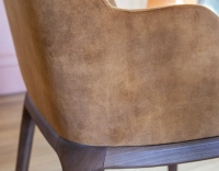 Chaise design avec accoudoirs bois teinte marron foncé et tissu velours bronze Chaise design avec accoudoirs bois teinte marron foncé et tissu velours bronze
