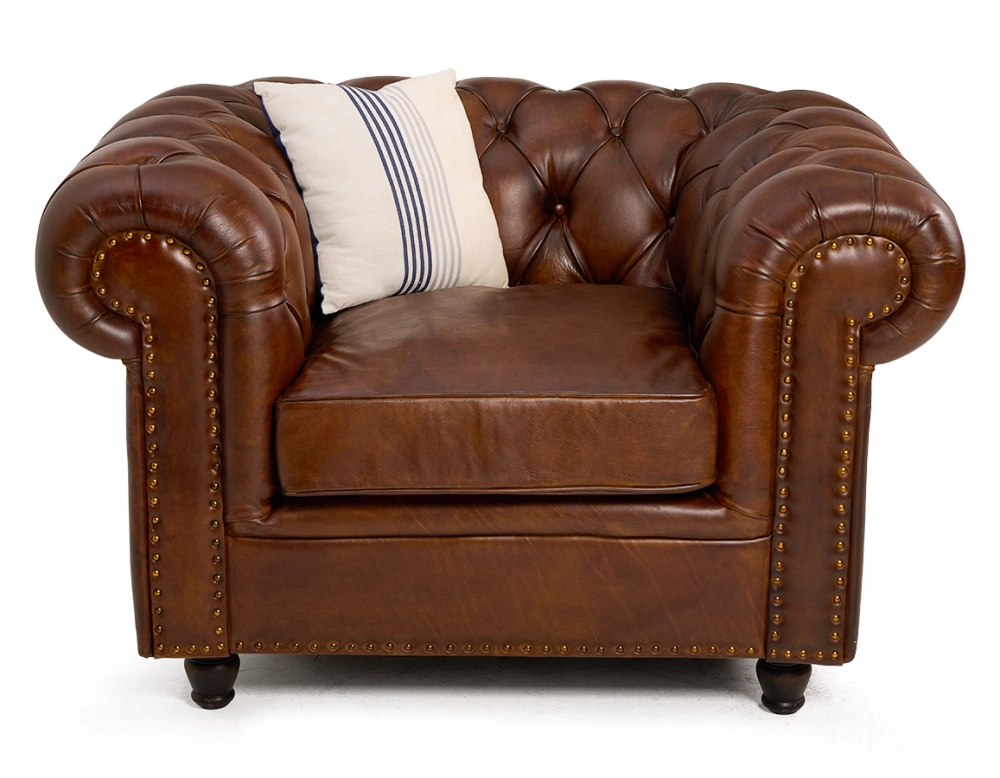 Fauteuil chesterfield cuir marron vintage accoudoirs cloutés Fauteuil chesterfield cuir marron vintage accoudoirs cloutés