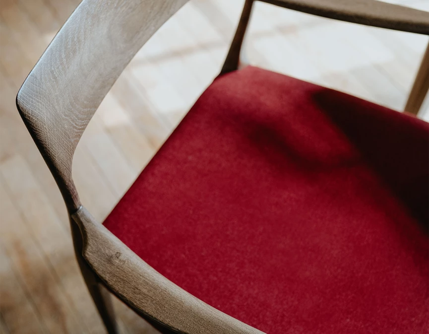 Chaise scandivave avec accoudoirs bois teinte noyer assise tissu bordeaux